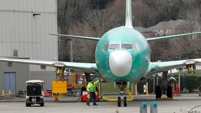 지난 11일(현지시간) 미 워싱턴주 렌턴 소재 보잉사 조립공장에서 한 근무자가 보잉 737 맥스 8 항공기를 살피고 있다. 사진=뉴시스
