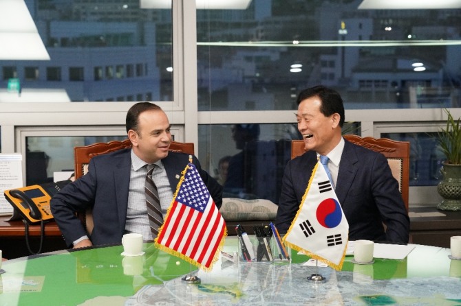 14일 오후 자레 시난얀 글렌데일 시장(왼쪽)과 이승로 성북구청장이 성북구청장실에서 환담을 나누고 있다. 성북구의 자매도시인 글렌데일은 미국에서 최초로 평화의 소녀상을 세운 곳이다. 