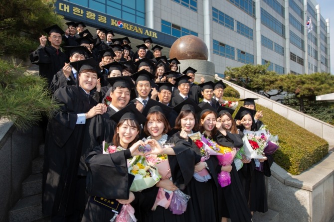 '정석대학' 제 18회 졸업생들이 기념사진을 찍고 있다. 사진=한진그룹