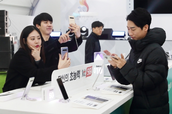 KT가 서울 종로구 광화문 광장에 5G 체험관을 열었다고 15일 밝혔다.  KT 5G단말체험존에서 고객들이 갤럭시 S10 5G와 V50 ThinQ를 직접 체험해보고 있다.(사진=KT)