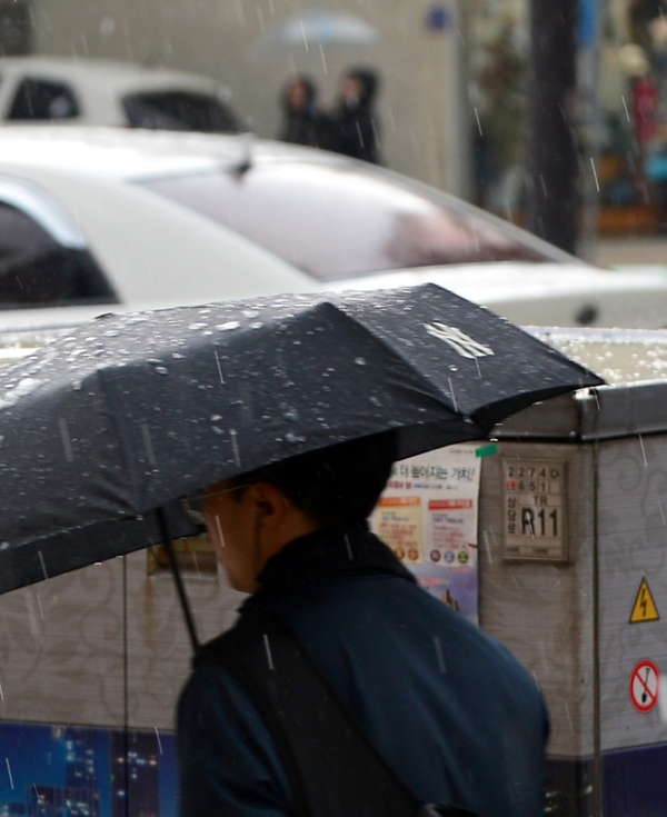 15일 오후 충북 청주지역에 천둥·번개를 동반한 우박이 쏟아저 시민이 우산을 쓰고 걷고 있다. (사진=뉴시스)