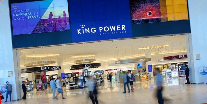 태국의 독점적인 공항 면세 사업자 킹 파워(King Power)가 위기를 맞고 있다. 태국 정부가 면세 사업자 선정 재검토를 요구하고있는 가운데 태국의 몰 그룹(Mall Group), 센트럴 그룹(Central Group), 그리고 한국의 롯데면세점 등이 입찰 참여 의사를 보이고 있다. 