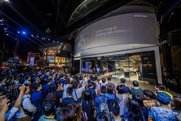 베트남 호찌민의 비텍스코(Bitexco) 파이낸셜 타워에 오픈한 '삼성 쇼케이스'에 관중이 운집해 입장을 기다리고 있다. (사진=삼성전자)