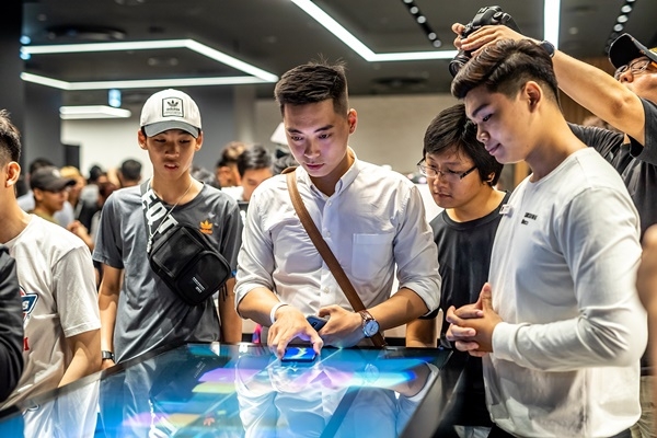 15일(현지시각) 베트남 호찌민의 비텍스코(Bitexco) 파이낸셜 타워에 오픈한 '삼성 쇼케이스' 를 방문한 고객들이 삼성전자 제품과 다양한 서비스를 체험하고 있다. (사진=삼성전자)