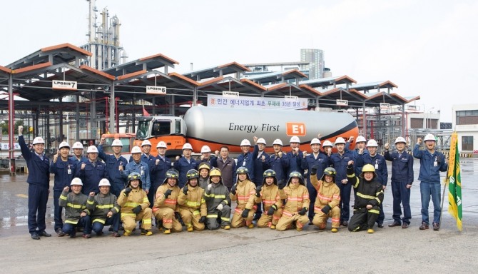 지난 15일 구자용 E1 회장(왼쪽 열한번 째)과 임직원들이 여수기지에서 안전사고 대응 훈련을 실시하고, 무재해 35년 달성 기념 촬영을 하고 있다. 사진=E1