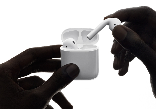 애플의 에어팟을 포함한 블루투스 무선 이어폰에 발암 위험성이 있다는 주장이 나왔다. (사진=애플)