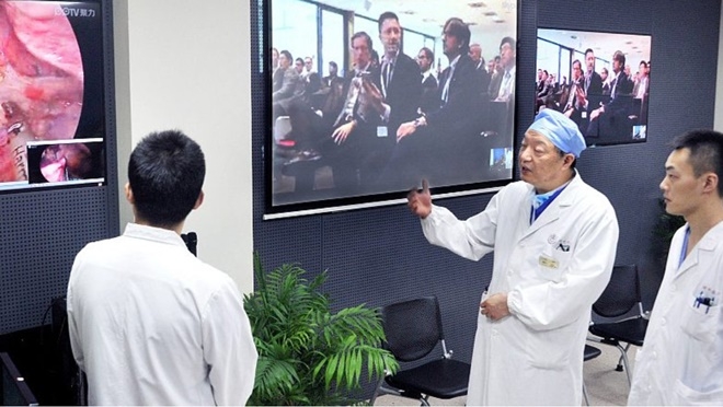 중국의 한 의사가 베이징 3000km떨어진 곳에 있는 환자를 5G통신을 이용한 기계로 조작해 수술하는데 성공했다가 CGTN이 보도했다. (사진=CGTN)