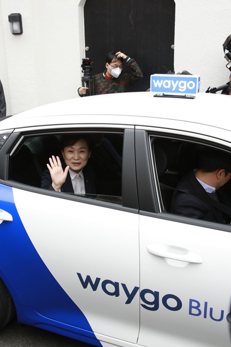 김현미 국토교통부 장관이 웨이고 블루를 시승해 보고 있다. (사진=타고솔루션즈)