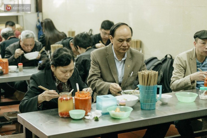 매일 수백명의 사람들이 줄서서 먹는다.