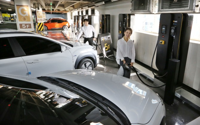 전기자동차 충전소 모습.