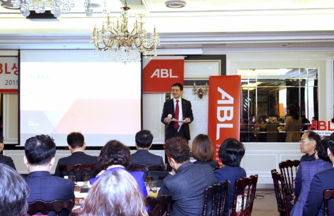 순레이 ABL생명 사장이 20일 열린 경남지역 'ABL 영업현장 로드쇼'에서 회사 전략을 발표하고 있다./사진=ABL생명