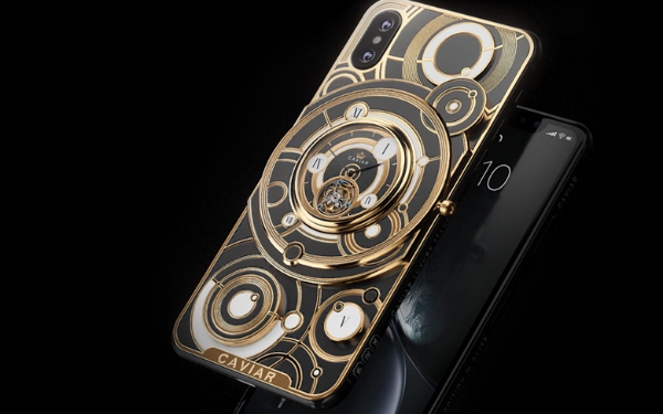 러시아의 스마트폰 튜닝 제조업체인 캐비아(Caviar)가 아이폰 XS모델 뒷면에 기계식 시계를 장착한 한정판 튜닝 모델을 공개했다. (사진=캐비아 홈페이지)