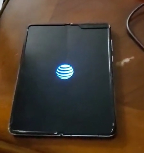 삼성 갤럭시폴드. 미국 2위 이통사 AT&T의 로고가 또렷하다.(사진=폰오브타임 유튜브)
