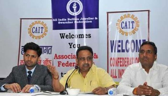 전인도상인연합(CAIT) 프라빈 칸델왈(중앙) CAIT 사무총장은 중국 제품의 취급 정지를 위한 전국적인 캠페인을 전개한다고 공표했다. 자료=CAIT