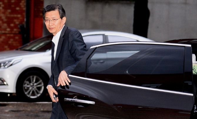 지난 2016년 8월 석태수 한진칼 사내이사가 서울 서초구 서울중앙지방법원에서 파산부로 향하고 있다. 사진=뉴시스