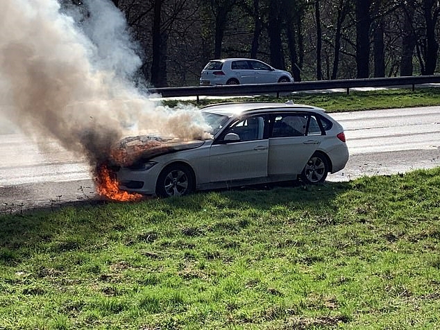 부부가 두 자녀를 태우고 영국의 한 고속도로에서 BMW를 운전하던 도중 갑작스럽게 화재가 발생해 경찰이 조사에 나섰다. 그러나 인명피해는 없는 것으로 나타났다. 영국의 26만8000대를 포함해 현재 전 세계적으로 약 160만대의 BMW가 엔진 옆의 배기 냉각기 시스템에 치명적인 결함으로 리콜 대상이 되고 있다.