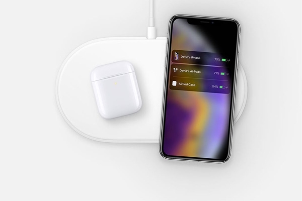 애플의 웹사이트에 등장한 무선충전 매트인 '에어파워'의 모습. 에어파워에 놓인 오른쪽 단말기가 이전과 달리 아이폰XS로 바뀌어 있다. 단말기 맨위에 데이비드의 아이폰(David's iPhone)이라고 쓰여 있다.  (사진=애플)