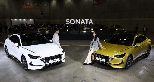 지난 21일 경기 고양시 킨텍스에서 열린 현대자동차 신형 쏘나타 발표회에서 쏘나타 차량이 공개되고 있다. 사진=현대차