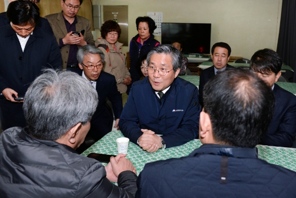 성윤모 산업통상자원부 장관이 3월 25일 경북 포항시 흥해실내체육관을 방문해 이재민의 의견을 청취하고 있다. 사진=산업통상자원부 