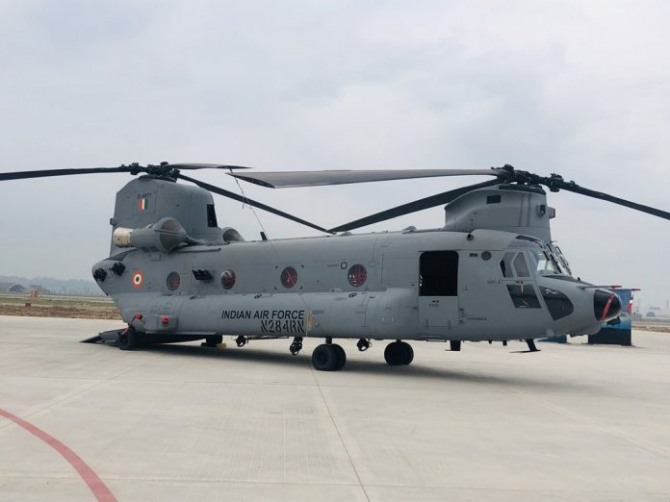 인도가 26일 인수한 보잉사의 중수송헬기 CH-47. 사진=인도공군