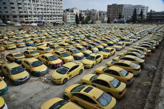 지난해 11월 요르단 의회 앞에서 우버(Uber) 등 차량공유 앱 운송서비스에 반대하는 요르단 택시기사 수백대가 항의의 뜻으로 차량 집단시위를 벌이고 있다. 사진=뉴시스