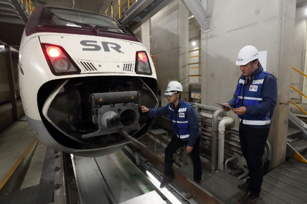 KT는 SR과 함께 5G 기술로 스마트한 수서고속철을 구축한다고 27일 밝혔다. 서울 수서역 SRT 정비소에서 SR 정비 직원들이 KT 5G AR 스마트안경을 이용해 열차를 정비하고 있다. (사진=KT)