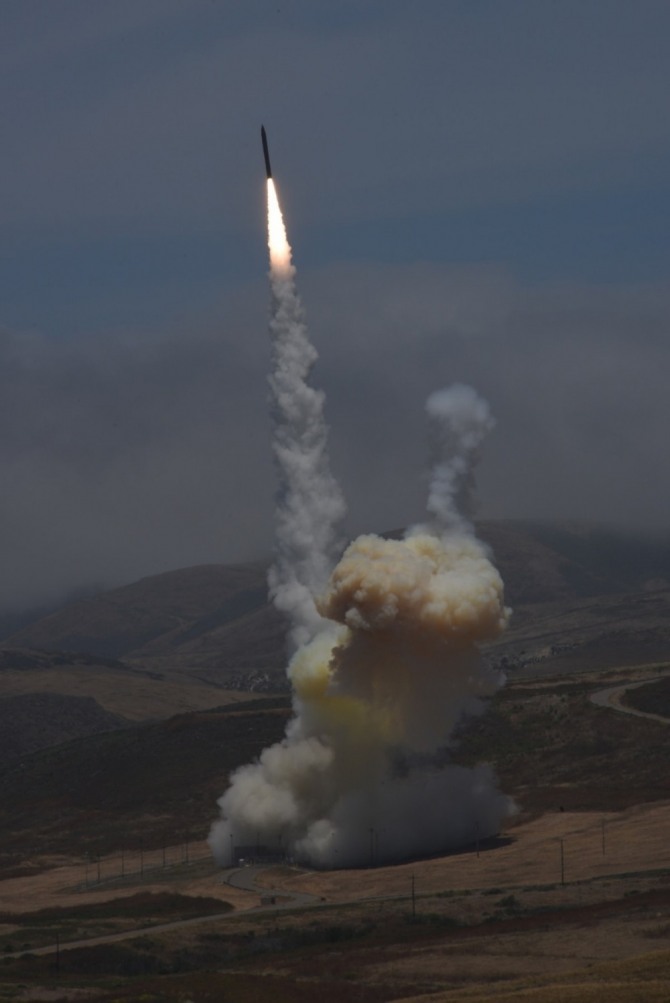 대륙간탄도탄(ICBM)으로 상정된 표적을 향해 날아가는 GBI 미사일. 사진=미국 미사일방어청