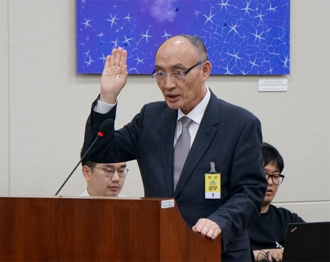 조동호 과학기술정보통신부 장관 후보자가 27일 국회 과학기술정보방송통신위원회에서 열린 인사청문회에서 선서하고 있다.(사진=최지웅기자)