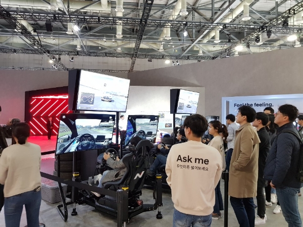 현대자동차 부스에서 참석자들이 가상운전 체험을 하고 있다. 사진=글로벌이코노믹