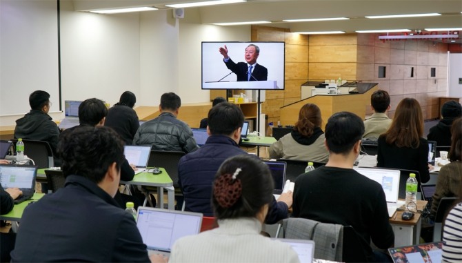 29일 오전 서울 서초구 우면동 KT 연구개발센터 기자실에서 취재진이 모니터를 보며 KT 정기 주주총회를 취재하고 있다