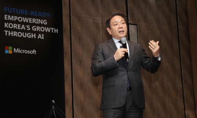  한국마이크로소프트 고순동 사장이 29일 한국형 AI활성화를 위한 포괄적 지원계획을 발표하고 있다. (사진=한국MS)  