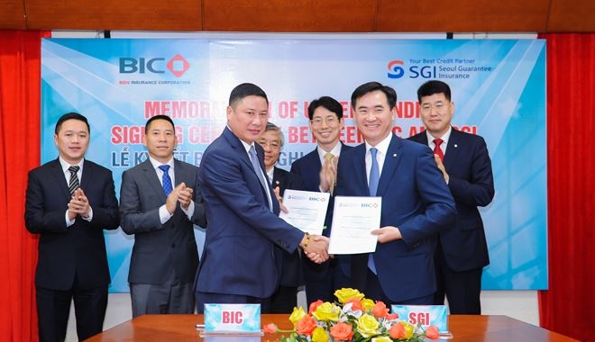 서울보증보험과 베트남 보증보험회사 BIC가 베트남 보증 보험 개발을 위한 양해 각서에 서명하고 악수를 나누고 있다.