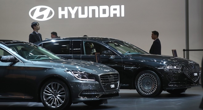 현대차는 이번에 서울모터쇼에서 ‘신형 쏘나타 하이브리드’와 ‘신형 쏘나타 1.6 터보’등을 선보였다. 신형 쏘나타 하이브리드는 기존 신형 쏘나타의 새로운 디자인, 첨단 기술과 함께 친환경과 경제성도 갖췄다는 평가를 받고 있다.  사진=뉴시스