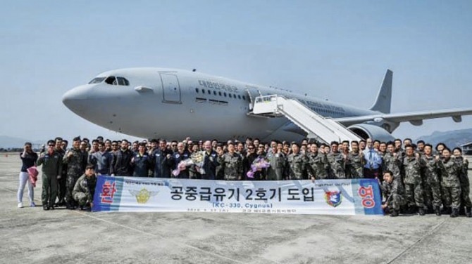 공군5공중기동비행단 장병 및 제작사 직원들이 KC-330 공중급유기 2호기 도입을 축하하고 있다. 사진=국방부