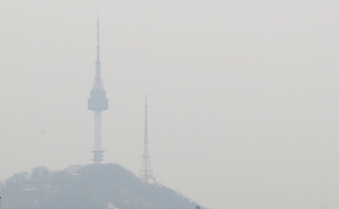 미세먼지로 인해 흐릿하게 보이는 남산타워. 사진=글로벌이코노믹DB 