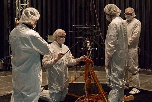 엔지니어들은 화성의 희박한 대기밀도와 영하 90도의 차가운 기온에 가장 근접하게 만들어진 패서디나 제트추진 연구소 진공실에서 헬기를 시험하고 있다.(사진=나사)