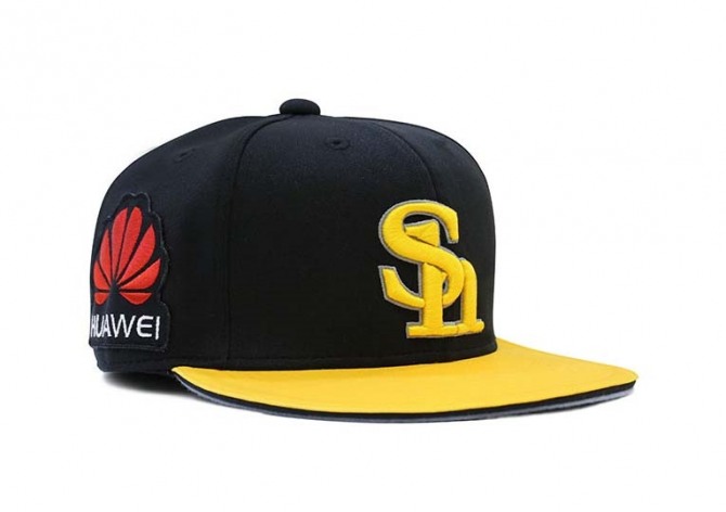 이번 시즌부터 후쿠오카 소프트뱅크 호크스의 모자에서 화웨이의 로고가 사라진다.