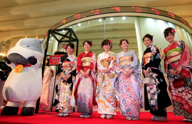 새 일본연호 레이와... 일본 왕  나루히토(德仁)  5월 1일 즉위  일본연호는 레이와(令和)  …  말뜻= 아름답게 마음을 맞대면 문화가 태어나고 자란다