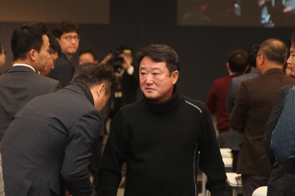 코오롱그룹 이웅열 회장이  지난해 11월 서울 마곡동 코오롱원앤온리타워에서 열린 성공퍼즐세션에서 자신의 퇴임을 밝힌 뒤 임직원들과 악수를 나누고 있다. 사진=뉴시스