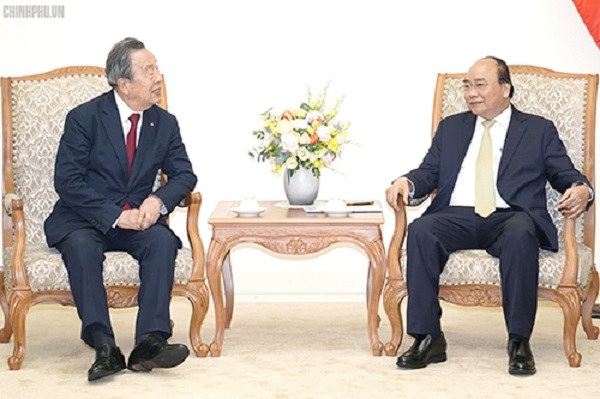 한창우(사진 왼쪽) 마루한 회장이 1일 응웬 쑤언 푹 베트남 총리를 만나 베트남 투자 문제에 대해 논의하고 있다. 