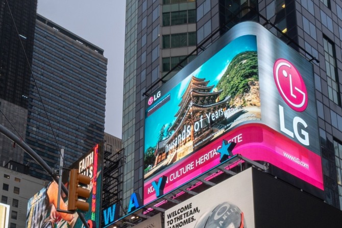 LG전자와 문화재청은 이달 10일까지 지난해 세계유산에 등재된 ‘산사(山寺), 한국의 산지 승원’의 모습을 담은 영상을 뉴욕 타임스스퀘어의 LG전자 대형 전광판을 통해 상영한다. 사진은 LG전자 대형 전광판에 보이는 한국의 전통 산사 중 하나인 법주사의 모습. (사진=LG전자 제공) 