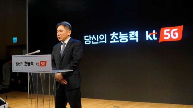 KT는 2일 서울 종로구 광화문 KT스퀘어에서 기자간담회를 열고, 다양한 5G 서비스와 4종의 5G 요금제를 공개했다. 이날 이필재 KT 마케팅부문 부사장이 기자들의 질문에 답하고 있다. (사진=최지웅 기자)