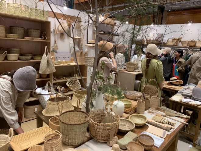 모니카팜 부스는 모자를 써보려는 사람들로 붐볐다. 사진=김형수 기자