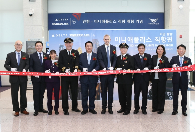 4월 2일 인천공항 제2여객터미널에서 열린 델타항공의 인천-미니애폴리스 노선 신규 취항행사에서 인천공항공사 임병기 미래사업추진실장(오른쪽에서 3번째), 델타항공 마태오 쿠시오 아태부사장(오른쪽에서 5번째) 등 관계자들이 기념 사진을 촬영하고 있다. 사진=인천국제공항공사 