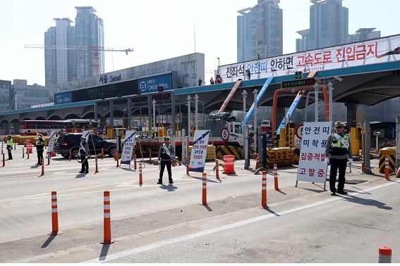 4월 3일 서울톨게이트에서 안전띠 미착용 집중단속을 하고 있다. 사진=한국도로공사
