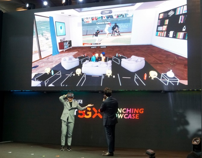 SK텔레콤 '5G 론칭 쇼케이스'에서 개그맨 양세형이 5G VR 게임을 시연하고 있다. (사진=최지웅 기자)