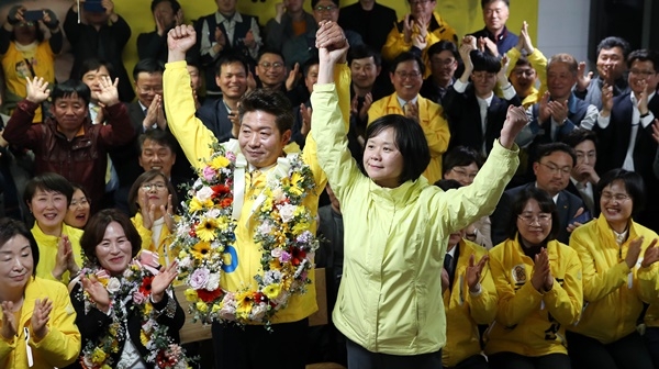 4.3 보궐선거에서 창원 성산 국회의원 선거에서 막판 대역전극으로 당선된 정의당 여영국 당선인이 3일 오후 경남 창원시 성산구 선거사무실에서 이정미 당 대표를 비롯한 지지자와 함께 기뻐하고 있다. (사진=뉴시스)