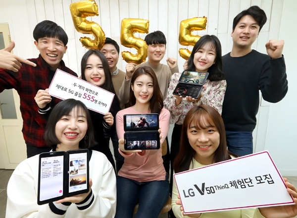 LG전자가 첫 5G 스마트폰 LG V50 ThinQ의 출시를  앞두고 대규모 체험단을 운영한다. LG전자 모델이 LG 듀얼 스크린의 다양한 활용방법을 소개하고 있다. (사진=LG전자)