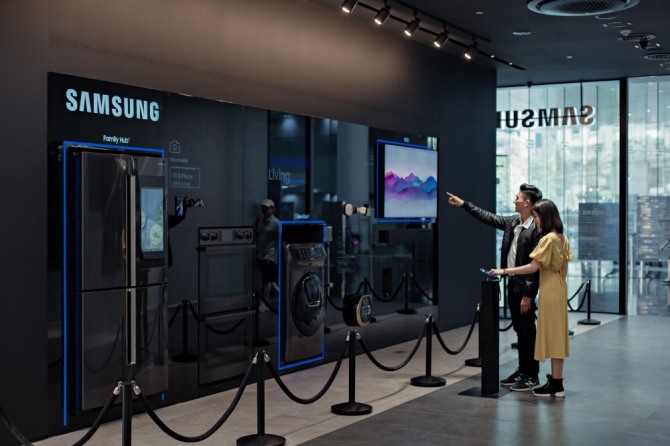 삼성전자가 호찌민에 새로 오픈한 삼성 브랜드 체험관 삼성 쇼케이스가 삼성이 베트남에 진출한 지 24년 동안 이룩한 투자의 결정체라는 반응이 잇따르고 있다.