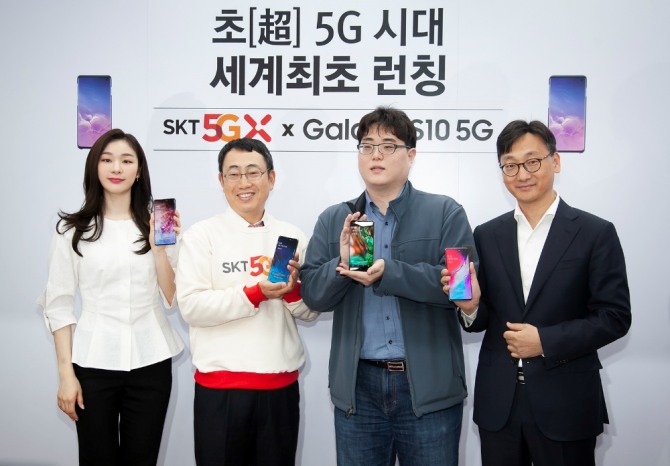 SK텔레콤은 5일 오전 8시 T월드 강남직영점에서 고객 30명을 초청해 '갤럭시 S10 5G' 개통행사를 가졌다. 왼쪽부터 김연아 전 선수, 유영상 SK텔레콤 MNO사업부장, 현장 1호 개통 고객 이유건 씨, 윤남호 삼성전자 한국총괄 IM영업 1그룹장.